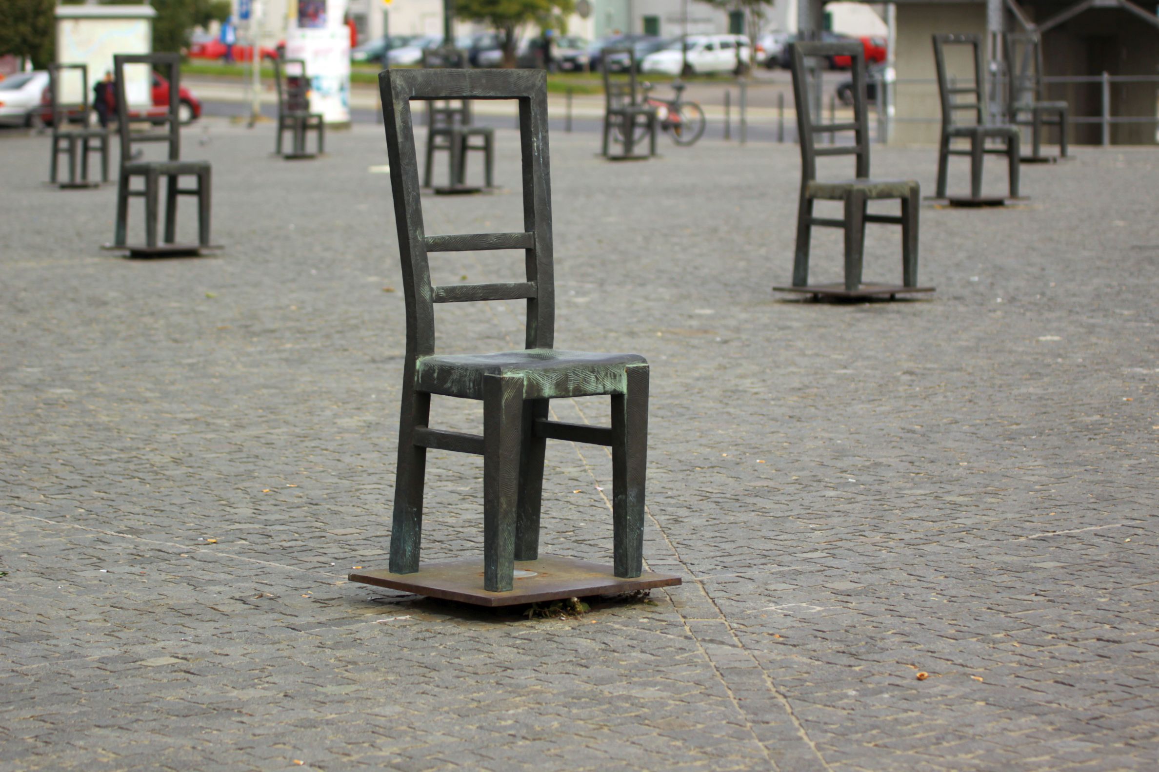 памятник в кракове стулья